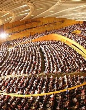 Playing for an audience of 3000<br>
Bucharest, Romania